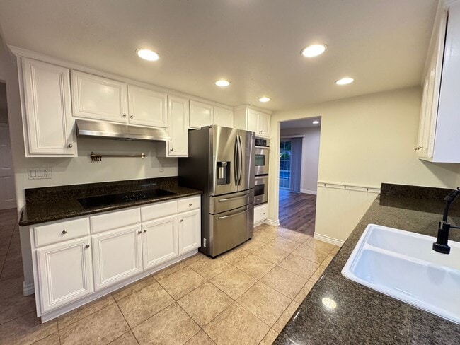Building Photo - Stunning 5Bd/3.5Ba Home in Laguna Hills with a Pool and Elevator!