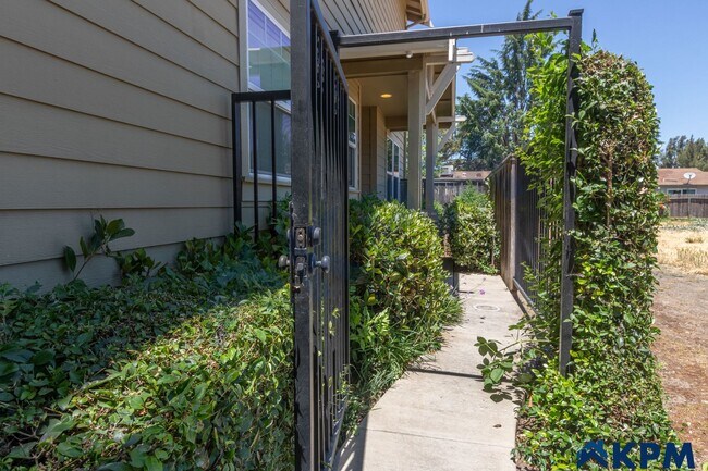 Building Photo - Updated 2-Story, 3 Bedroom 2.5 Bath Single...
