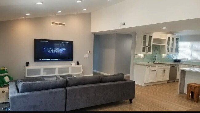 Foto del edificio - 8428 Lurline Ave