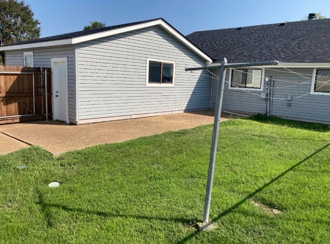 Building Photo - 1506 Oak Hollow Dr