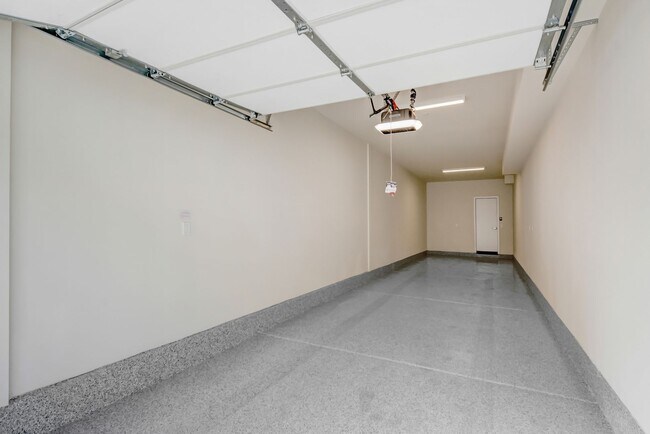 Foto del edificio - Brand New Construction! Modern 2 Bed, 2 Ba...