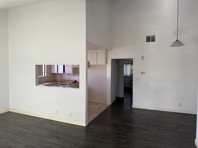 Sala de estar / Cocina - 14839 Sherman Way