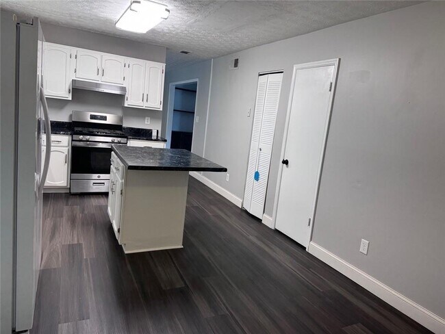 Foto del edificio - 832 Brandlwood Way NW