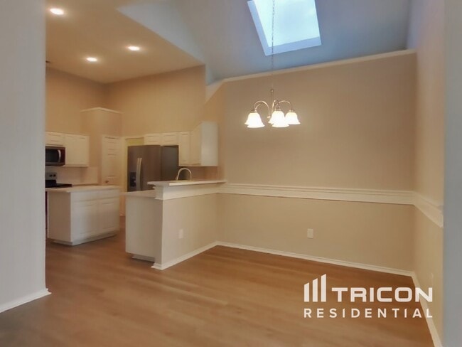 Building Photo - 2085 Amherst Dr