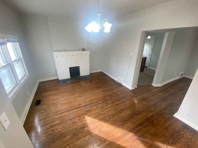 Building Photo - Renovated 4 Bed 1 Bath Home