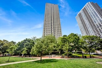 Building Photo - 1960 N Lincoln Park W