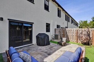 Building Photo - 20741 NE 5th Ct