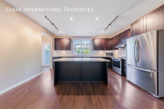 Photo du bâtiment - Spacious 4Bed Townhome in the Heart of Coquitlam