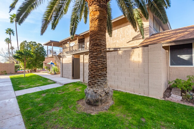 Building Photo - 1112 N 85th Pl