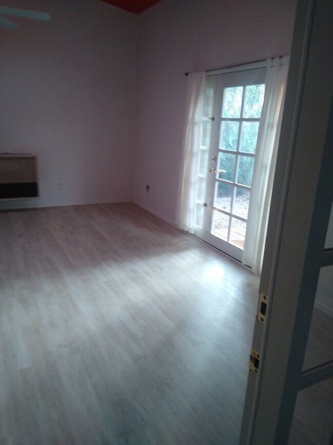 bedroom door going to back yard & deck - 4619 E Montecito Ave