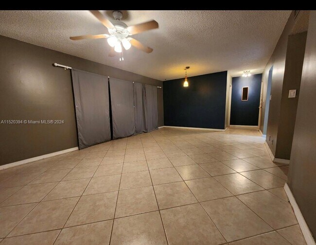 Foto del edificio - 301 N Pine Island Rd