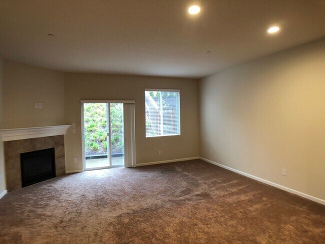 Foto del edificio - Beautiful 3 Bed, 2.5 Bath Townhome in Happ...
