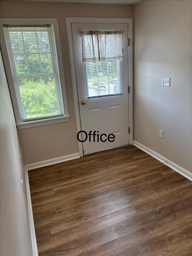 Building Photo - 16 Robinhood Ln