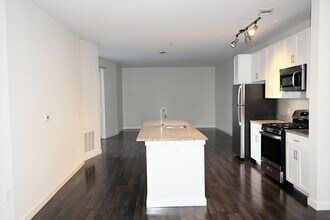 Interior Photo - One Glover