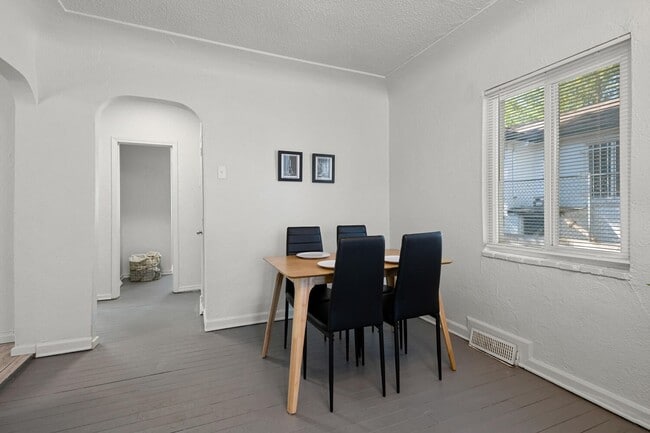 Building Photo - 4 bed 1 bath Home Available Now in Westwood!