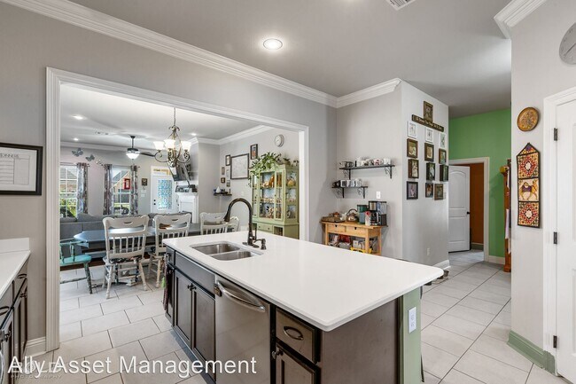 Building Photo - 4 br, 3 bath House - 1016 Maize Street