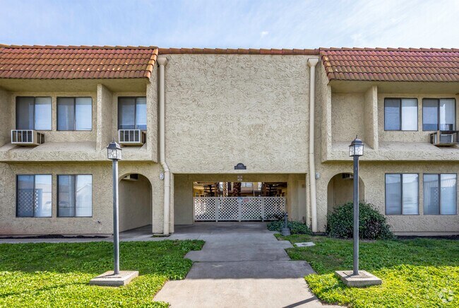 Entrada del edificio - Ramirez Court Apartments