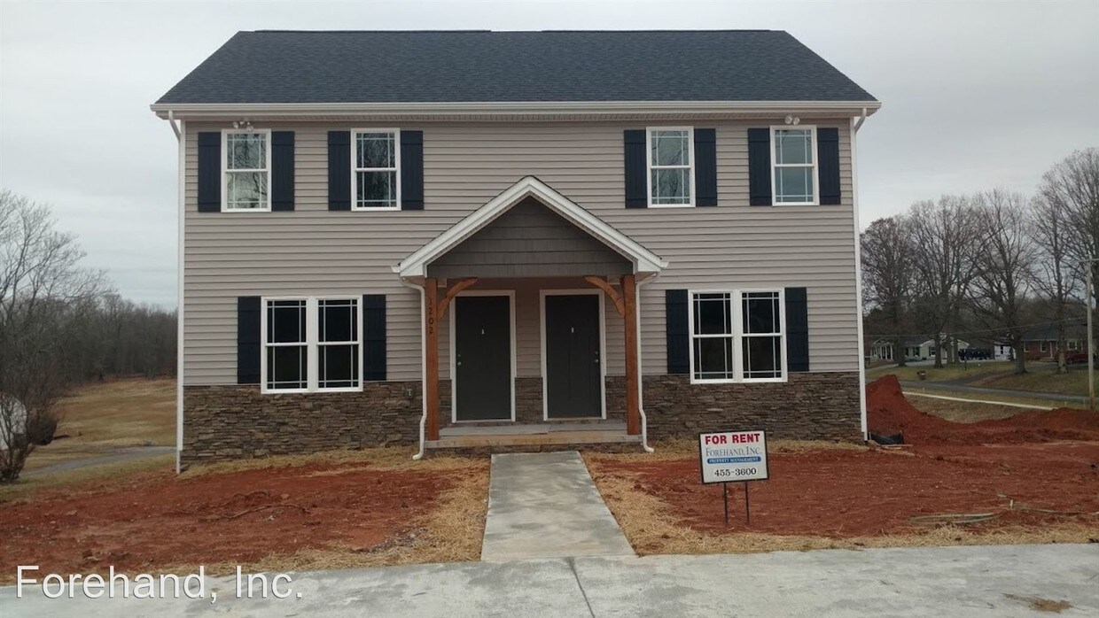 Foto principal - 3 br, 2 bath House - 1202 Wood Rd -B