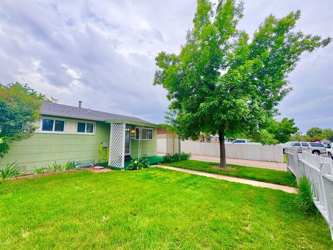 Building Photo - Immaculate, Updated, & Bright Home in West...