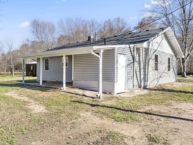 Building Photo - 3 Bed 2 Bath on 4.83 acres of Land Availab...