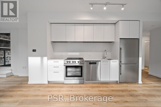 Building Photo - 101 Roehampton Ave