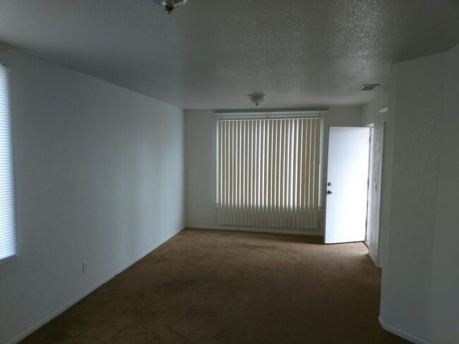 Building Photo - 3 bedroom 2 bath westside cottage