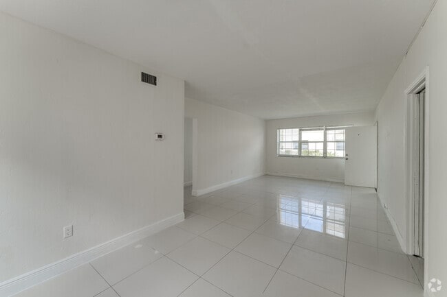 2 habitaciones, 2 baños, 1000 pies cuadrados, comedor y sala de estar - 160 S Shore Dr