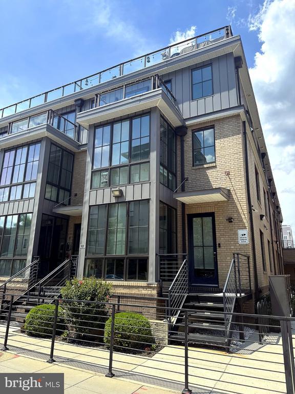 Building Photo - 625 Park Rd NW