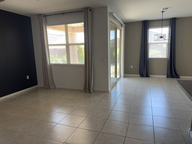 Foto del edificio - GORGEOUS MARLEY PARK 4 BEDROOM WITH TURF B...