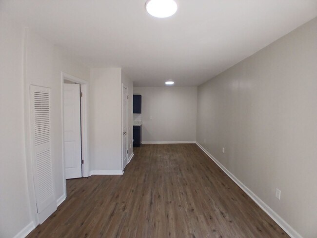 Foto del edificio - Comepletely Remolded 1 bedroom Apartments ...