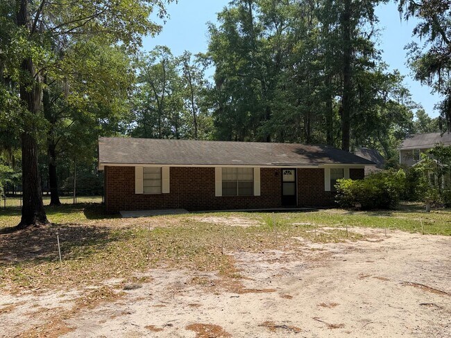 Foto del edificio - Private Country Setting 2 Bedroom/ 1 Bath Brick Home w/ Storage Shed and Fenced Yard- No HOA