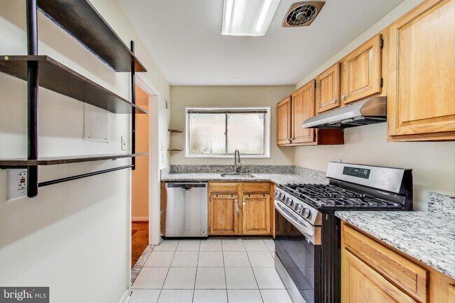 Foto del edificio - 10613 Montrose Ave