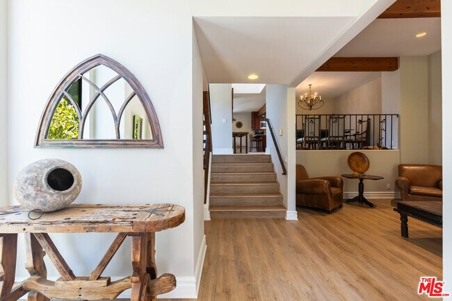 Building Photo - 1541 Palisades Dr