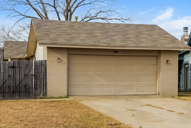 Building Photo - 2006 Twisted Oak Cir