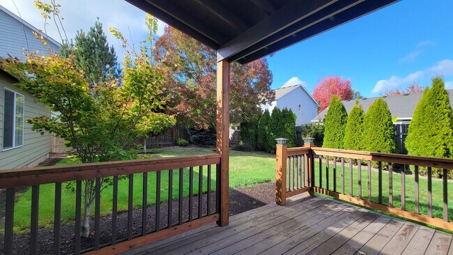 Building Photo - 2333 SW Redmond Hill Rd