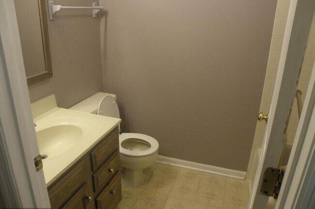 Building Photo - 909 Woodbridge Ct