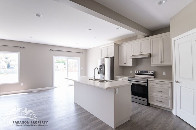 Photo du bâtiment - 38 Llydican Ave