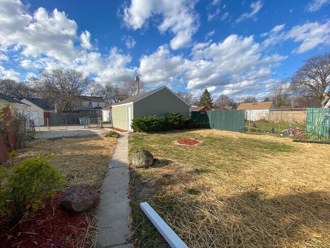 Building Photo - 2 Bedroom Single Family