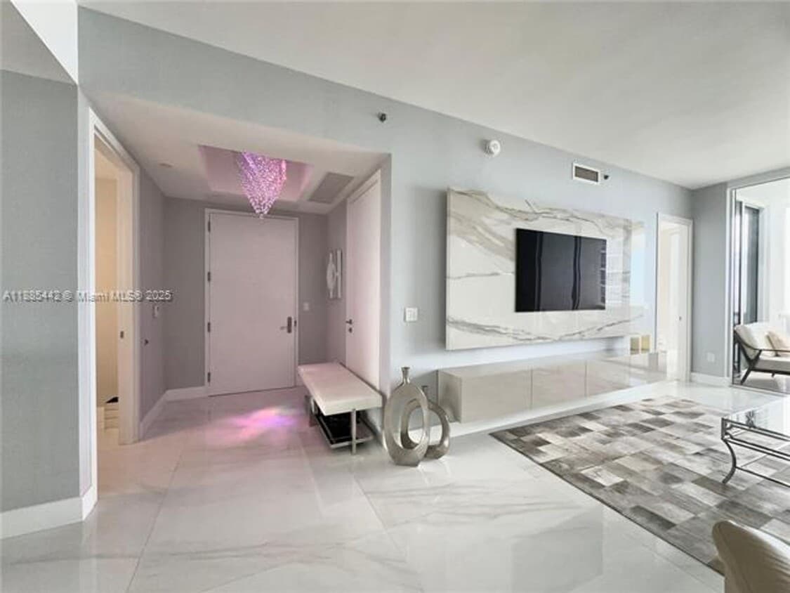 Primary Photo - 15901 Collins Ave
