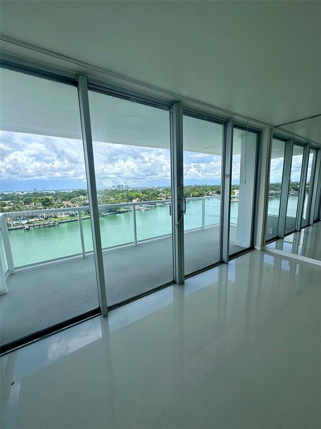Foto del edificio - 5750 Collins Ave