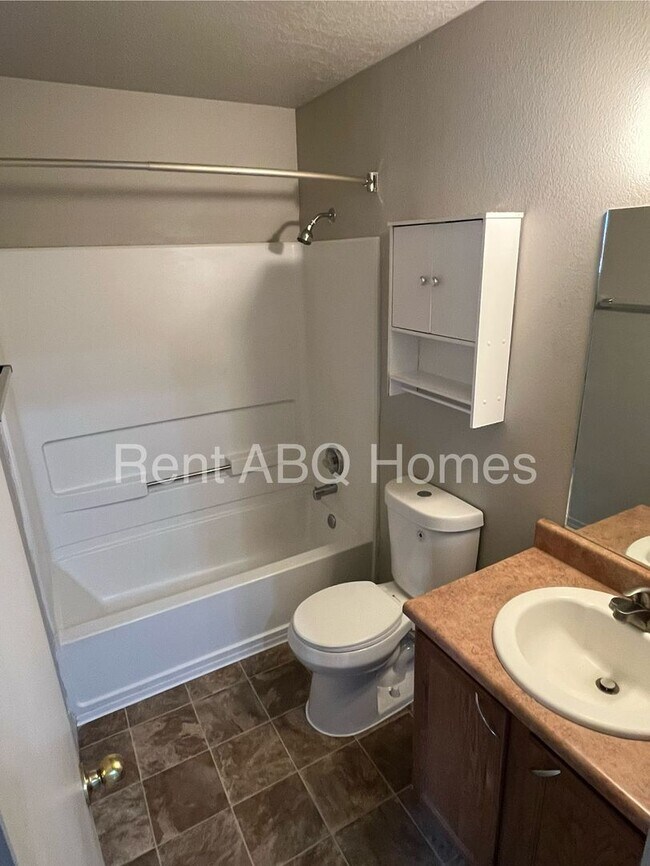 Foto del edificio - 3 Bed/2 Bath, 1,350 Sq. Ft. Home in SW Albuquerque
