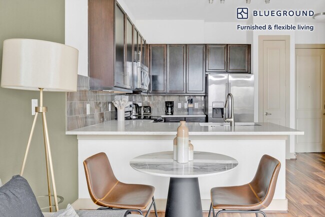 Foto del edificio - 422 W Riverside Dr