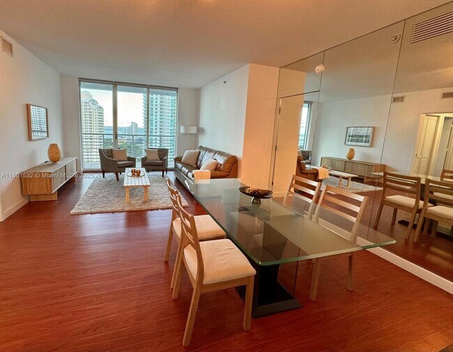 Foto del edificio - 335 S Biscayne Blvd