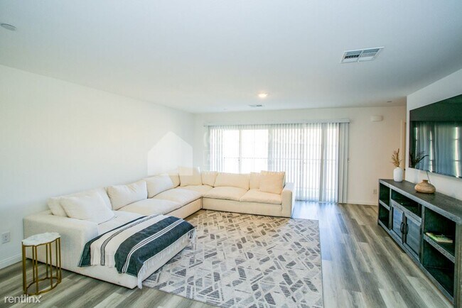 Building Photo - 3 br, 2.5 bath Townhome - 2855 Atomic Tang...