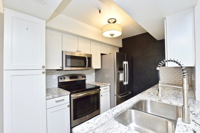 Foto del edificio - 4444 E Paradise Village Pky N