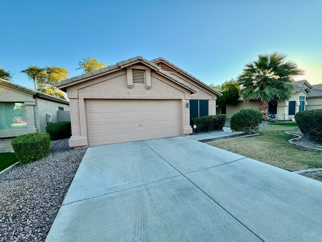 Foto principal - Beautiful 3 Bed/2 Bath Single Level Home I...