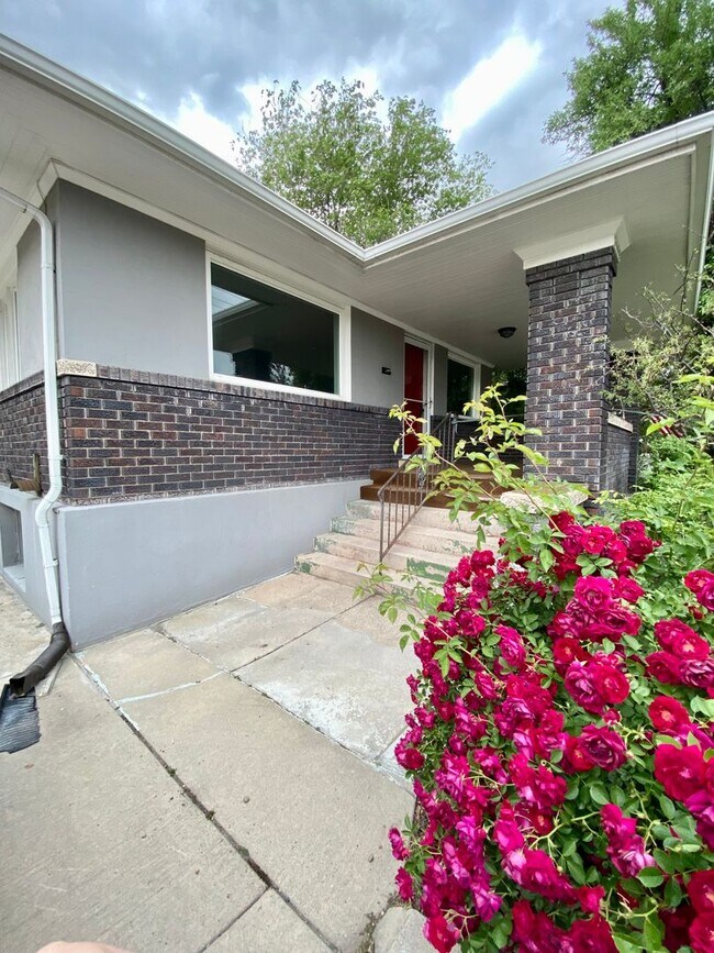 Foto del edificio - Beautiful 4-Bedroom House