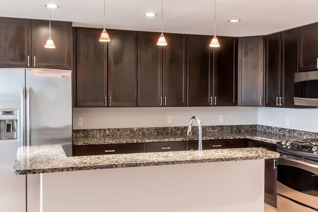 Foto del edificio - 2BR/2BA East Bayside Luxury Condo Near Old Port, W/D, Parking, Central AC, Views