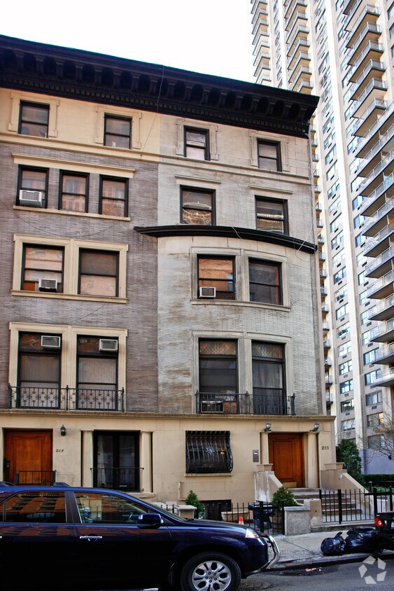 Building Photo - 211 W 70th St