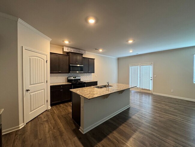 Building Photo - Spacious Like New 5 Bedroom 3 Bath Home in...
